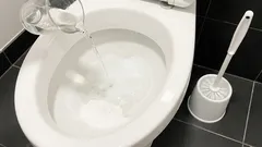 Pol pohára – a záchod je ako nový. Zaujímavé spôsoby čistenia starých sanitárnych zariadení.